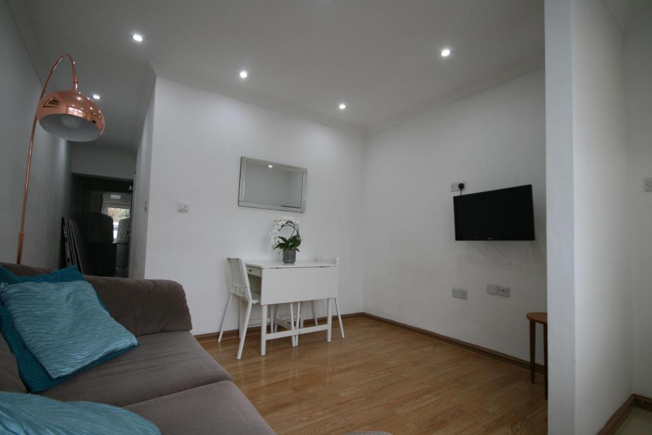 Molesey Near Hampton Court, Viking Short Stays West Molesey المظهر الخارجي الصورة