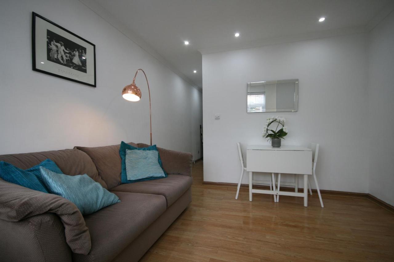 Molesey Near Hampton Court, Viking Short Stays West Molesey المظهر الخارجي الصورة