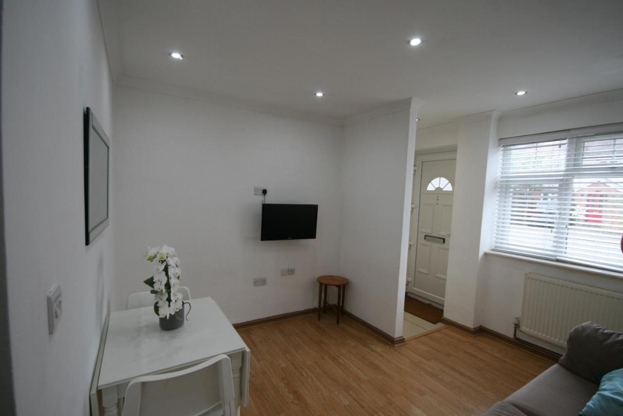 Molesey Near Hampton Court, Viking Short Stays West Molesey المظهر الخارجي الصورة