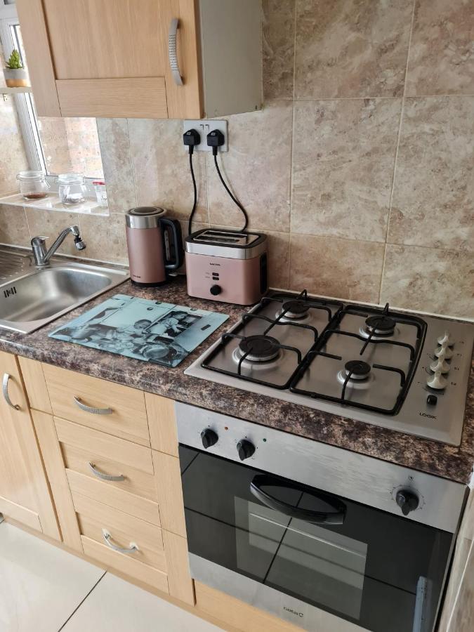 Molesey Near Hampton Court, Viking Short Stays West Molesey المظهر الخارجي الصورة