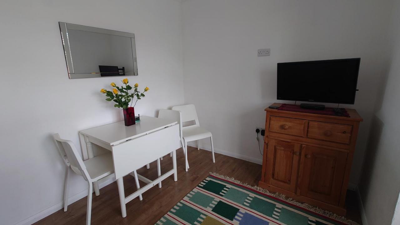 Molesey Near Hampton Court, Viking Short Stays West Molesey المظهر الخارجي الصورة
